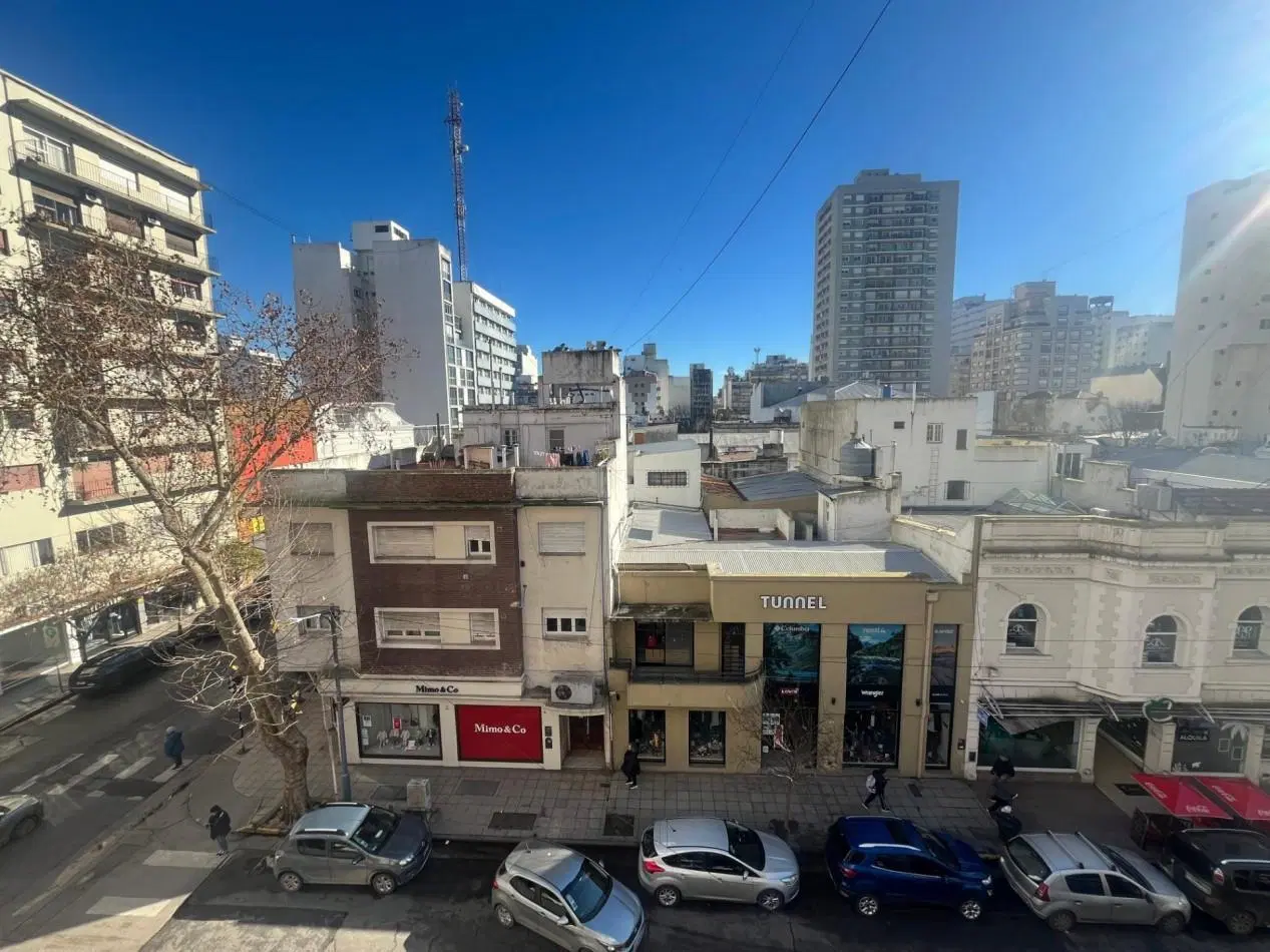 VENTA DEPARTAMENTO DE 2 AMBIENTES A LA CALLE. ZONA CENTRO 3