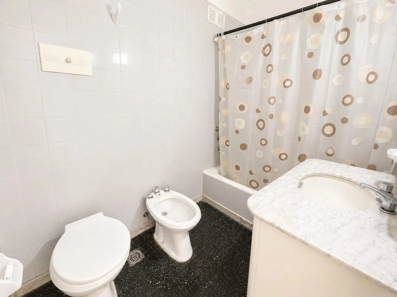 VENTA DEPARTAMENTO DE 2 AMBIENTES A LA CALLE. ZONA CENTRO 2