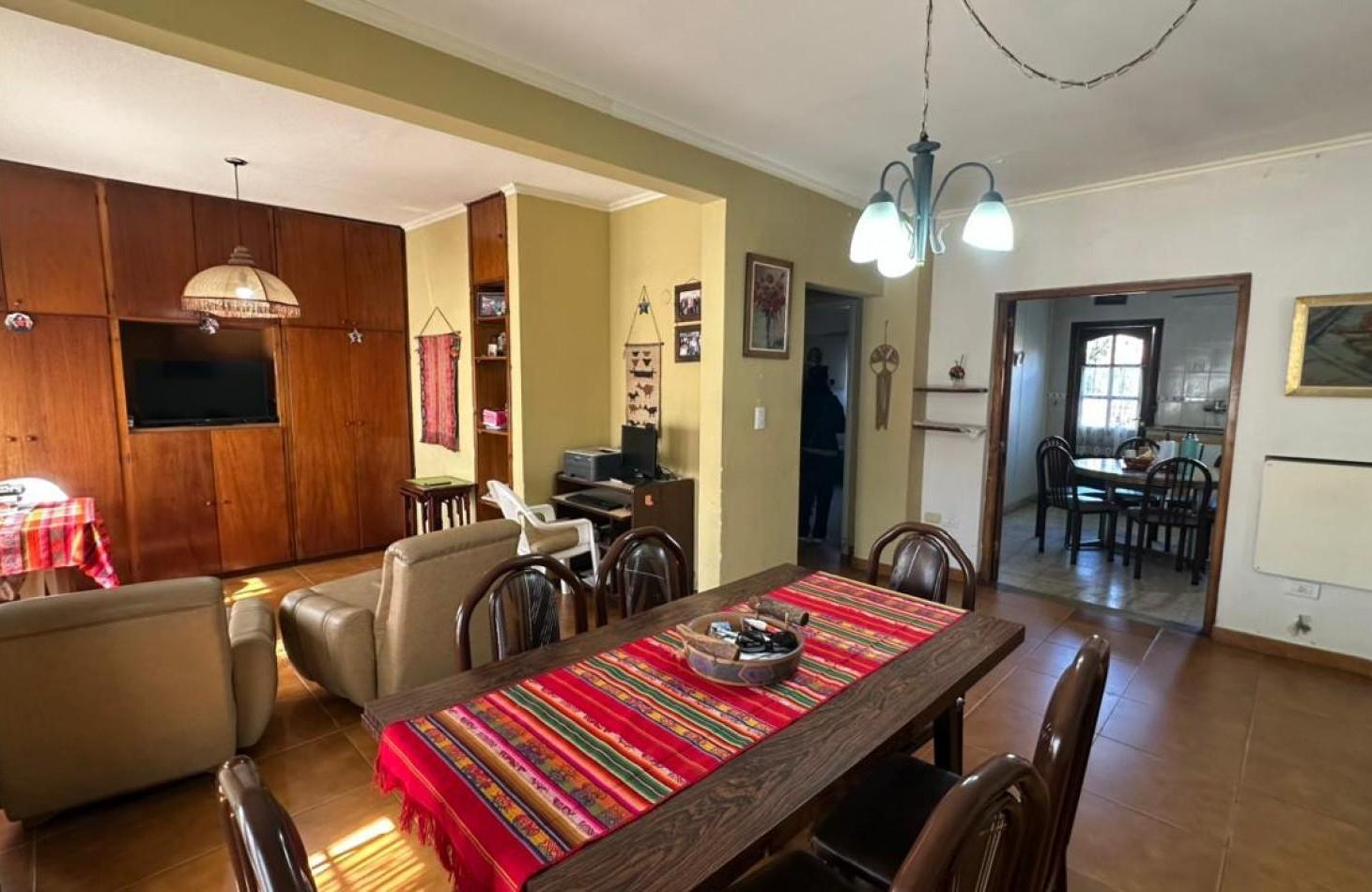 Foto de VENTA CASA DE 6 AMBIENTES CON COCHERA Y PARQUE. BARRIO MALVINAS, imagen 1