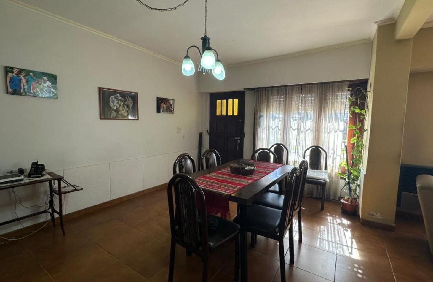 Foto de VENTA CASA DE 6 AMBIENTES CON COCHERA Y PARQUE. BARRIO MALVINAS, imagen 2