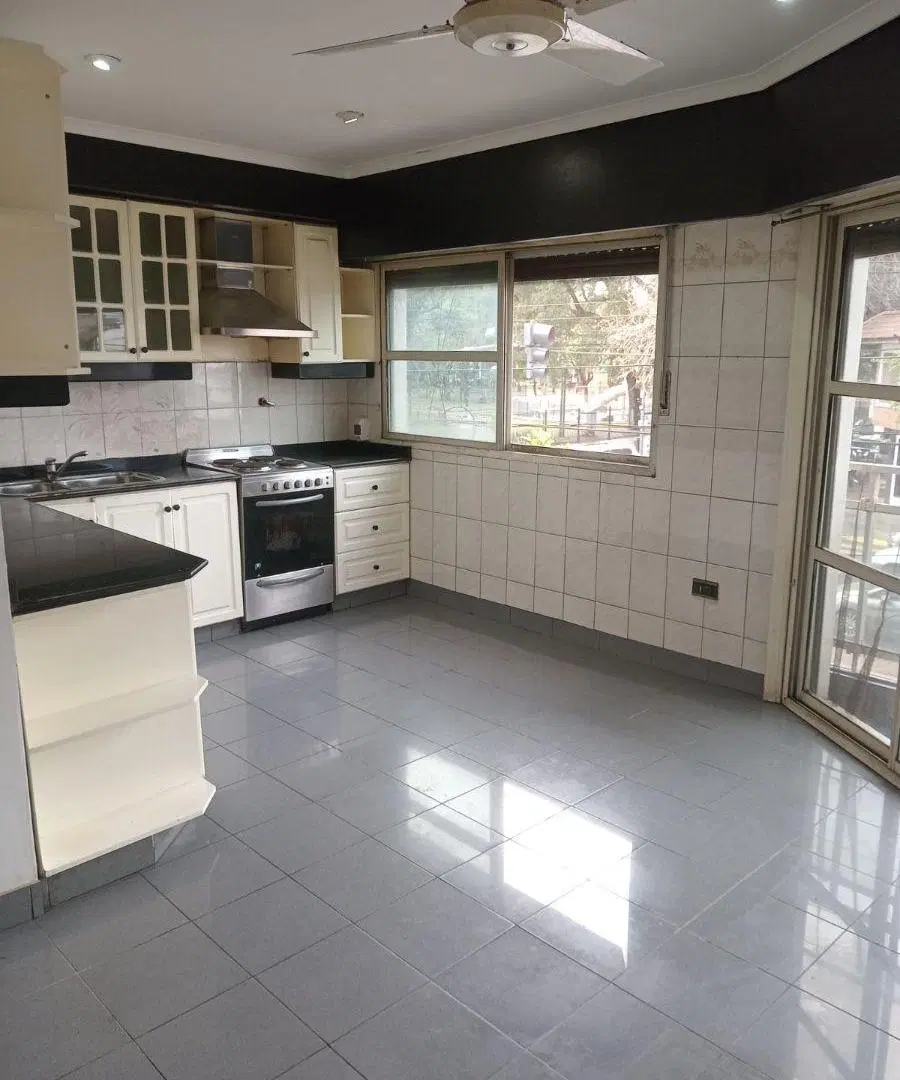 ALQUILER PH /DEPARTAMENTO 4 AMBIENTES CON PATIO Y TERRAZA FRENTE A LA PLAZA SUDAMERICA EN VILLA LUGA 3