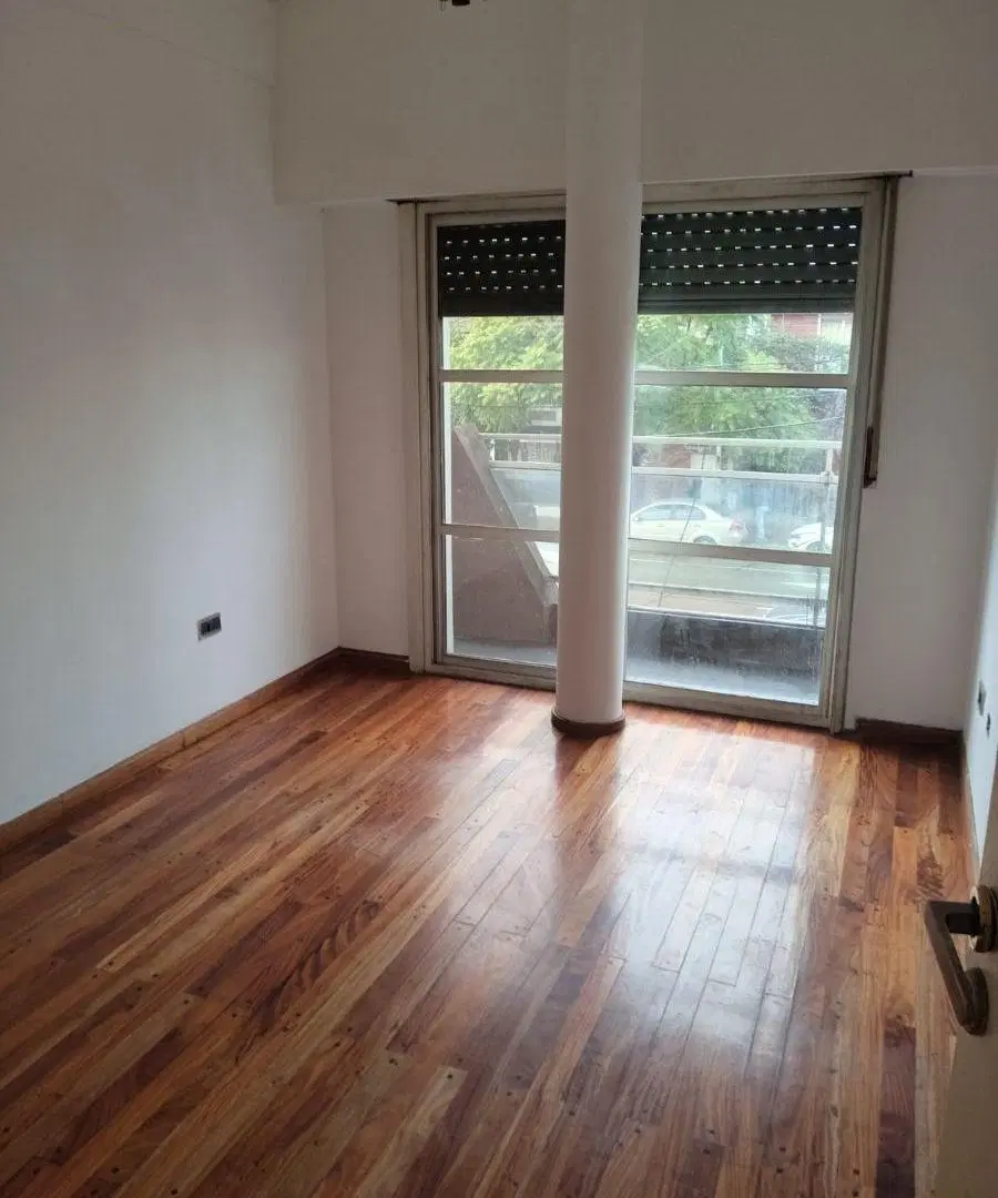 ALQUILER PH /DEPARTAMENTO 4 AMBIENTES CON PATIO Y TERRAZA FRENTE A LA PLAZA SUDAMERICA EN VILLA LUGA 5