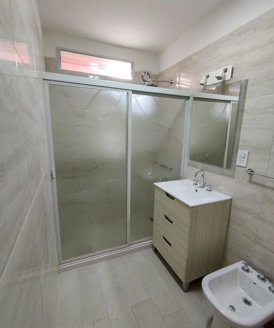 CASA 2 DORMITORIOS EN ALBERDI – RECICLADA – COCHERA – PATIO – QUINCHO – APTO CRÉDITO 1