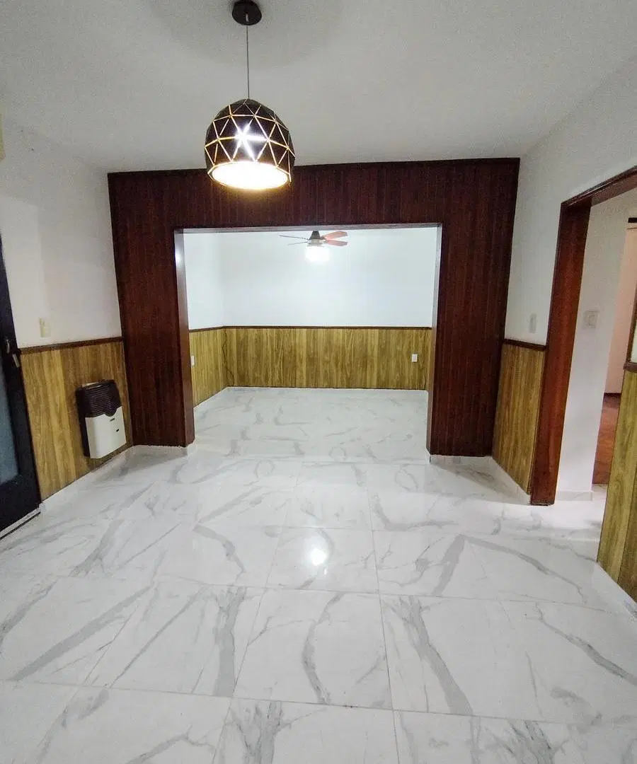 CASA 2 DORMITORIOS EN ALBERDI – RECICLADA – COCHERA – PATIO – QUINCHO – APTO CRÉDITO 5