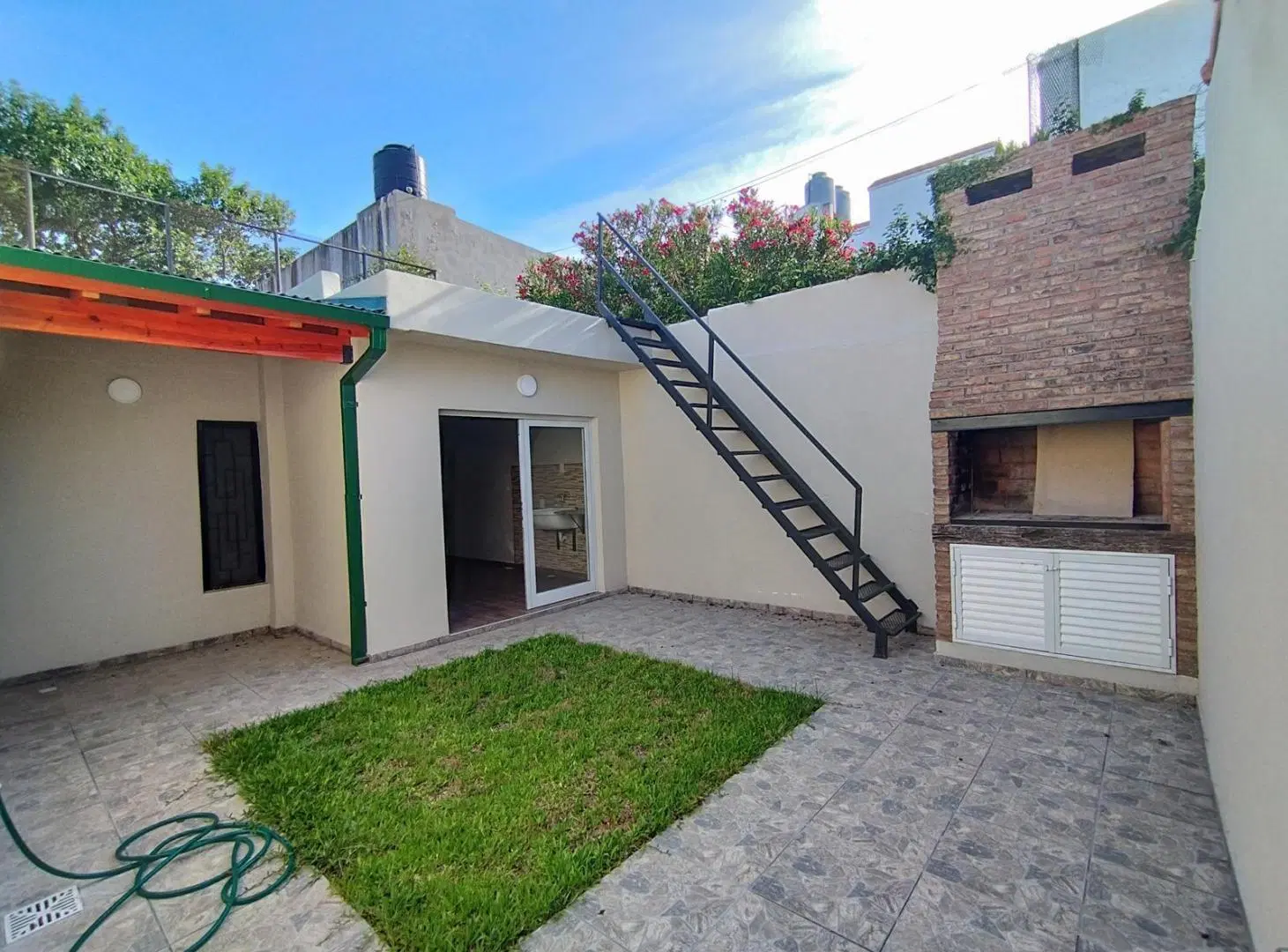 CASA 2 DORMITORIOS EN ALBERDI – RECICLADA – COCHERA – PATIO – QUINCHO – APTO CRÉDITO 3