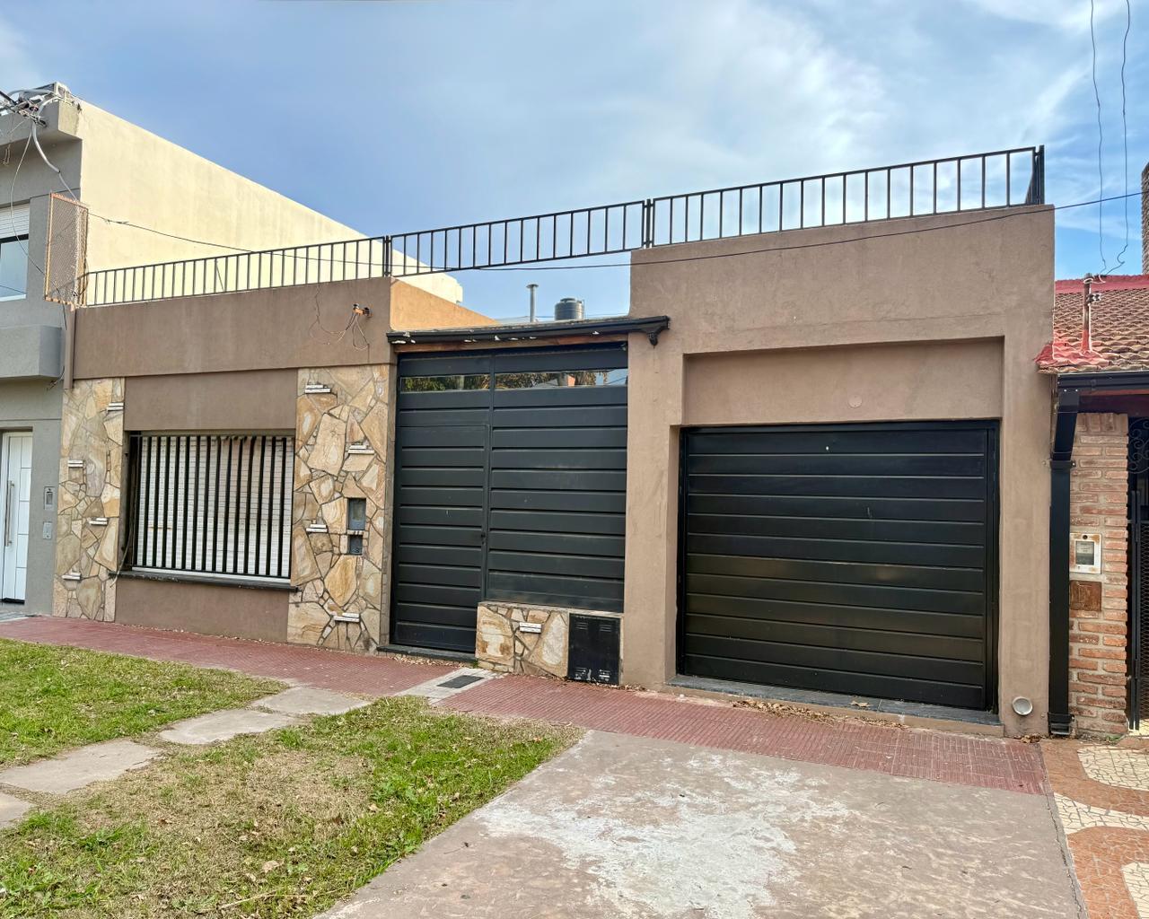 CASA 2 DORMITORIOS EN ALBERDI – RECICLADA – COCHERA – PATIO – QUINCHO – APTO CRÉDITO