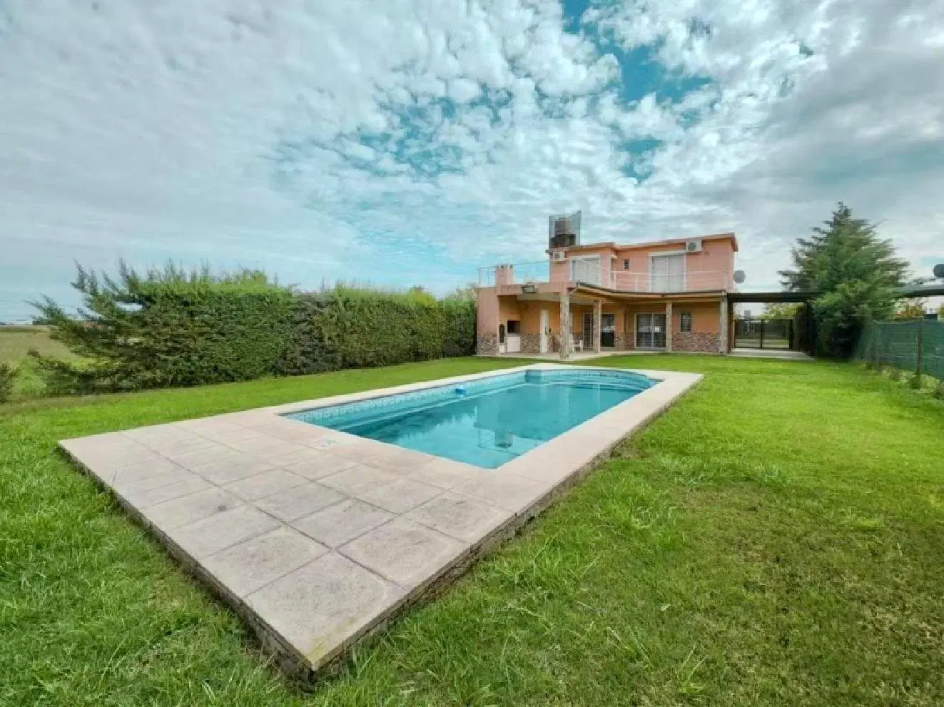 CASA CON PILETA EN ROLDAN 8