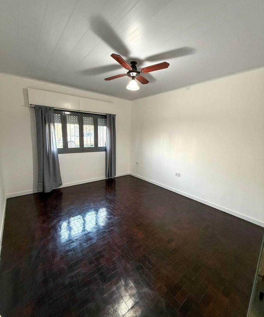 Foto de CASA RECICLADA EN VENTA! 2 DORMITORIOS, PATIO Y TERRAZA! 59.000 USD.-, imagen 2