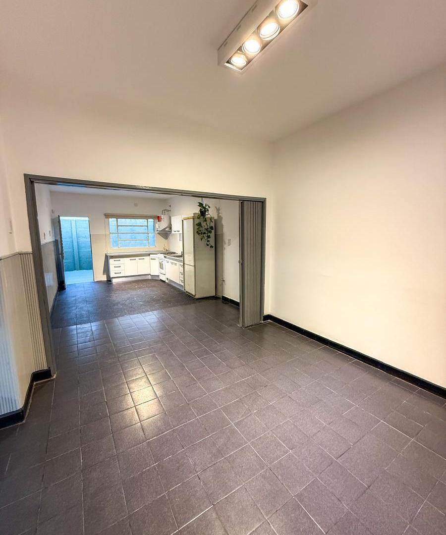 Foto de CASA RECICLADA EN VENTA! 2 DORMITORIOS, PATIO Y TERRAZA! 59.000 USD.-, imagen 3