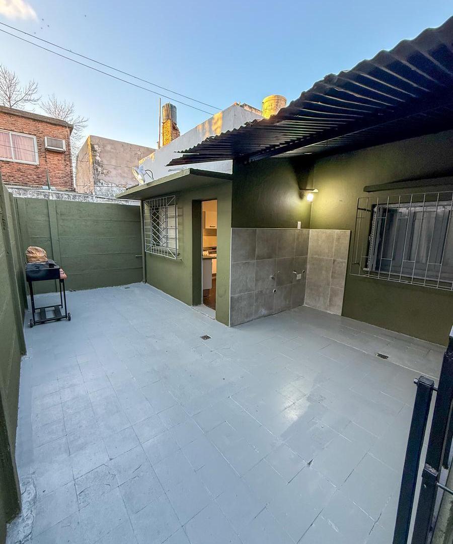 Foto de CASA RECICLADA EN VENTA! 2 DORMITORIOS, PATIO Y TERRAZA! 59.000 USD.-, imagen 1