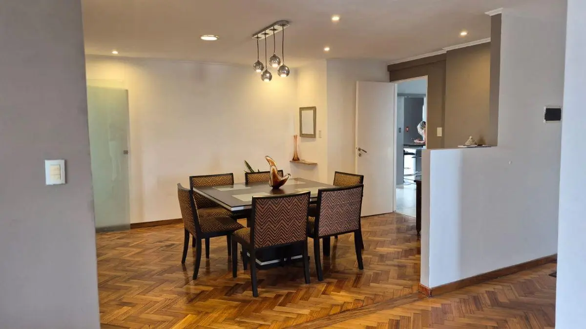 Exclusivo semipiso en piso alto - Muy luminoso - con Escritorio y Dependencia. Venta / alquiler 1
