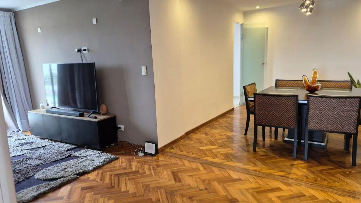 Exclusivo semipiso en piso alto - Muy luminoso - con Escritorio y Dependencia. Venta / alquiler 5
