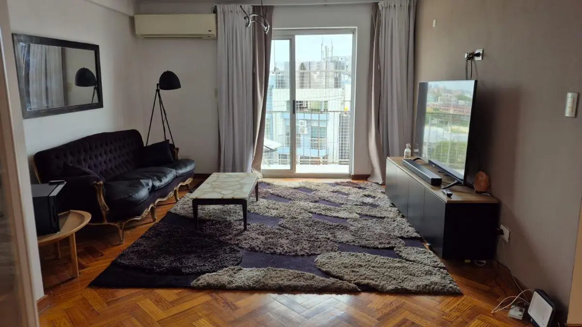 Exclusivo semipiso en piso alto - Muy luminoso - con Escritorio y Dependencia. Venta / alquiler 3
