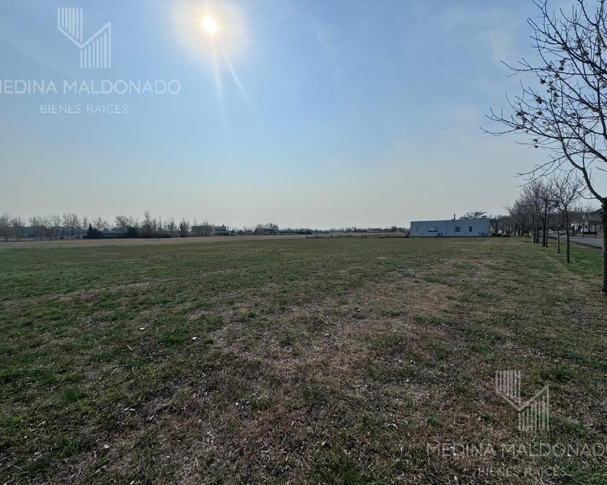 Lote con fondo al Golf en Venta más construcción de Vivienda financiada - Haras del Sur III- Las Aca