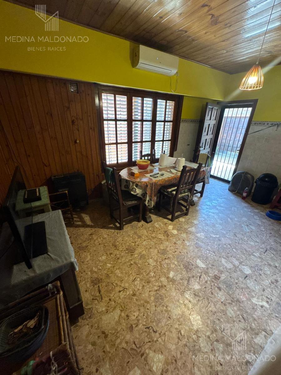 Venta - Casa Chalet de 6 Ambientes - Berazategui Centro 2