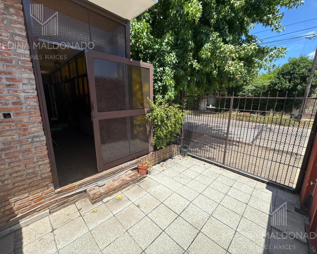 Venta - Casa Chalet de 6 Ambientes - Berazategui Centro 3