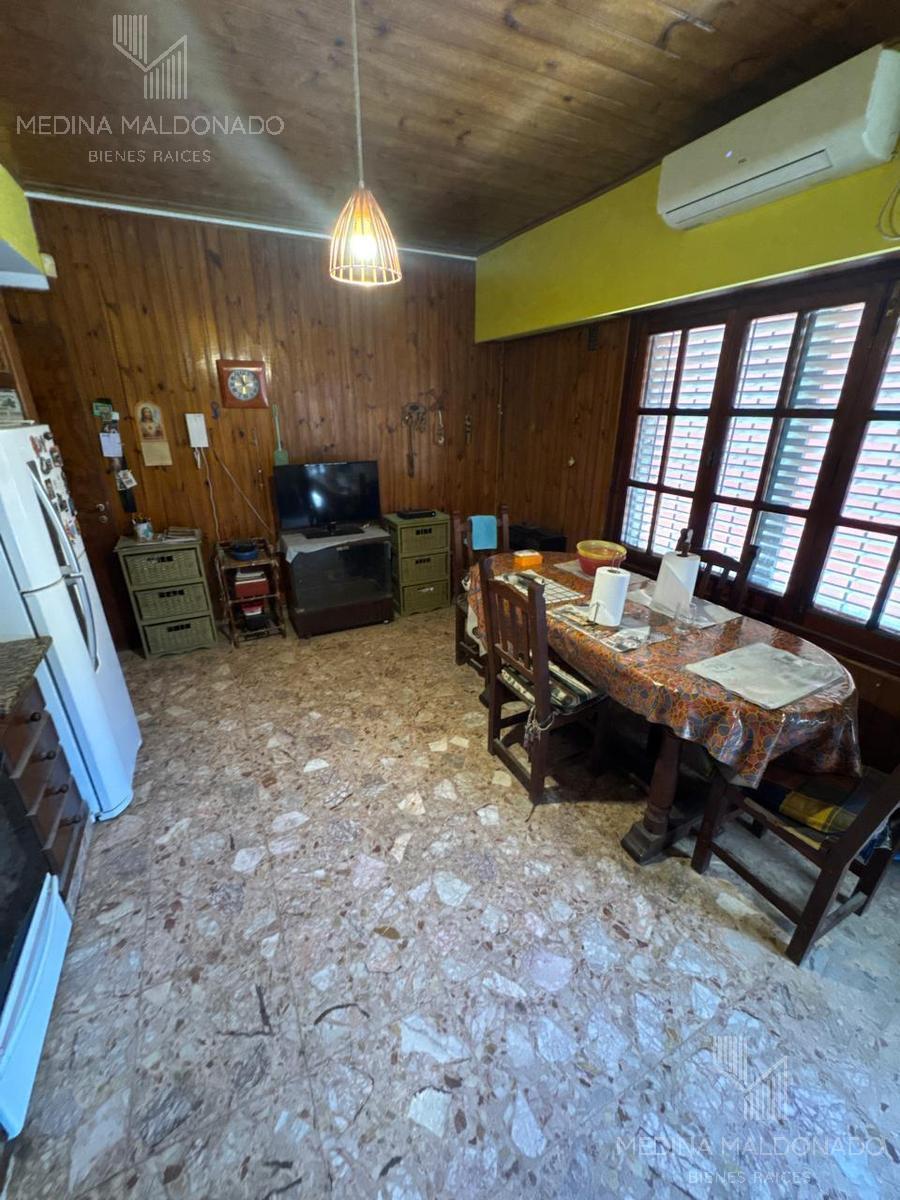 Venta - Casa Chalet de 6 Ambientes - Berazategui Centro 4
