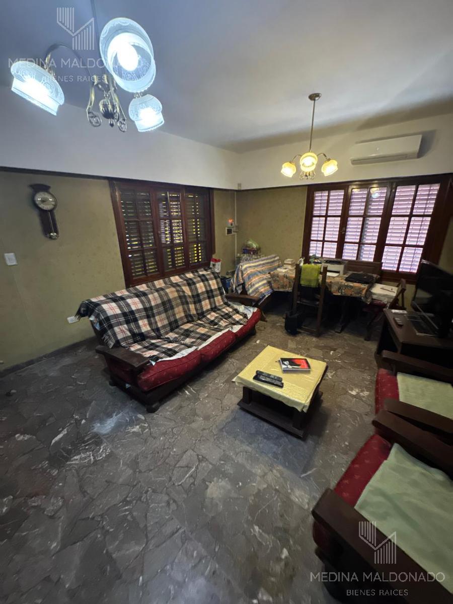 Venta - Casa Chalet de 6 Ambientes - Berazategui Centro 1
