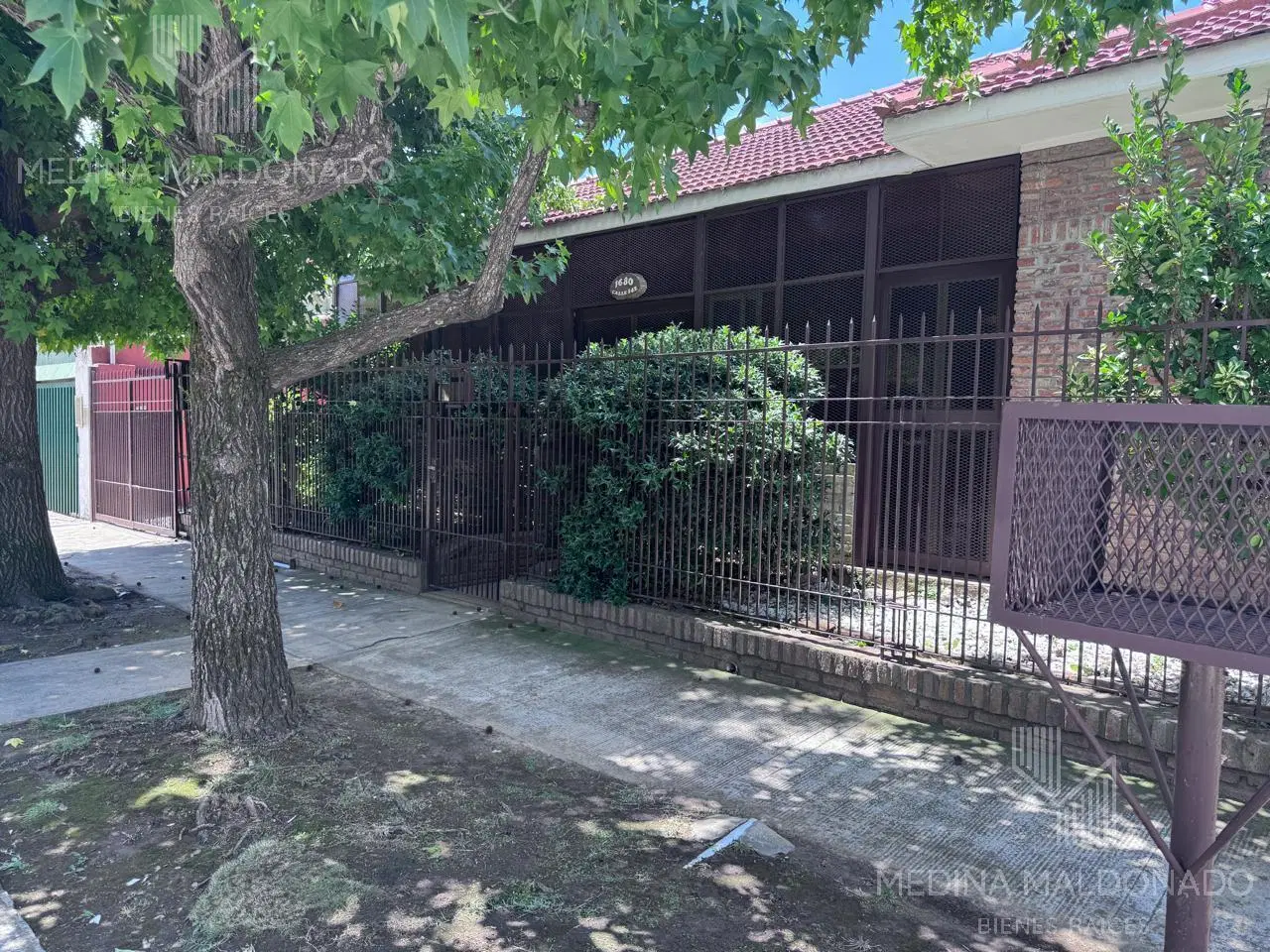 Venta-Casa Chalet de 6 Ambientes con quincho - Berazategui Centro 3