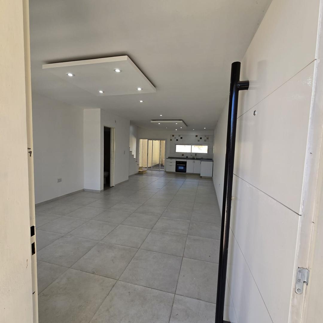 Foto de TRIPLEX 3 AMBIENTES CON PATIO Y COCHERA, imagen 5