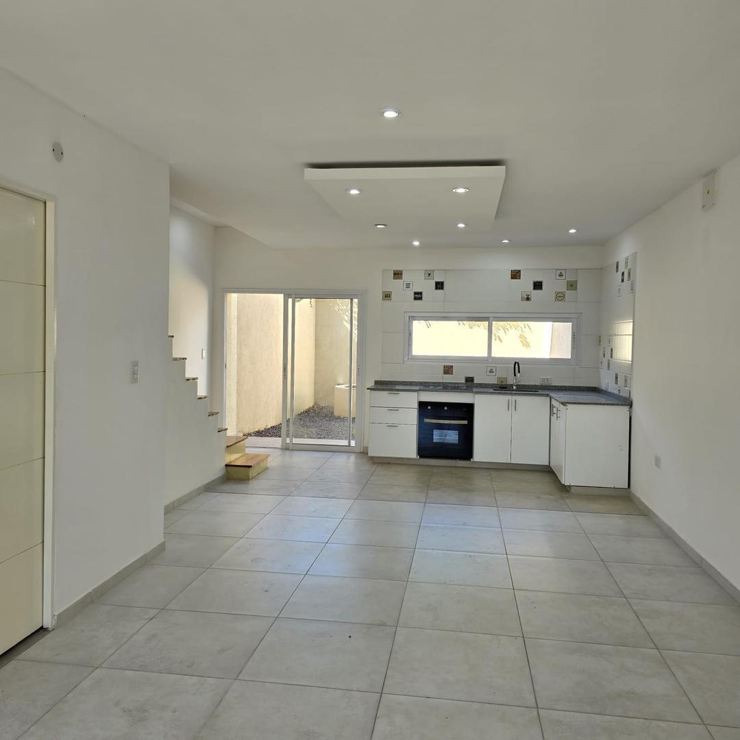 Foto de TRIPLEX 3 AMBIENTES CON PATIO Y COCHERA, imagen 4