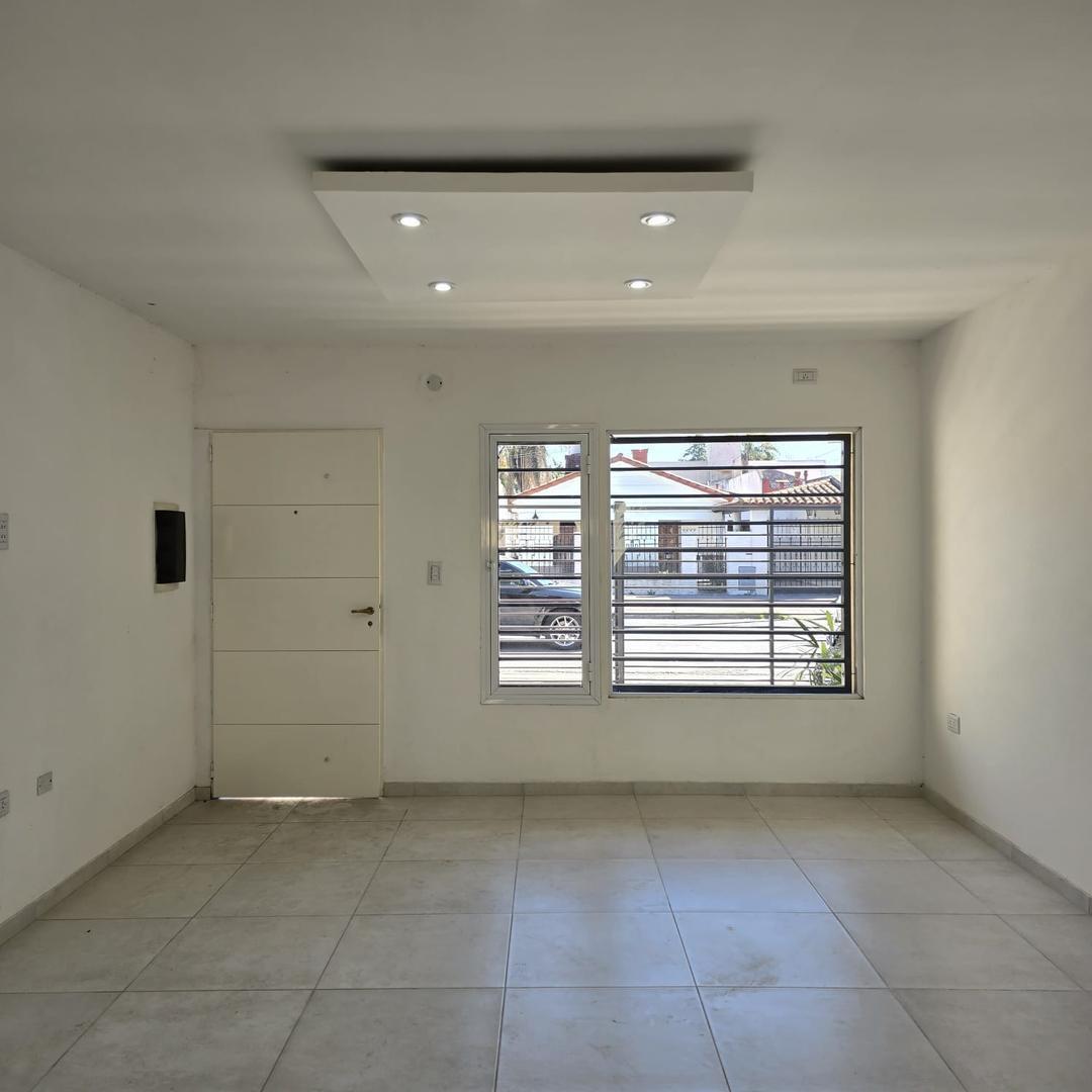 Foto de TRIPLEX 3 AMBIENTES CON PATIO Y COCHERA, imagen 2
