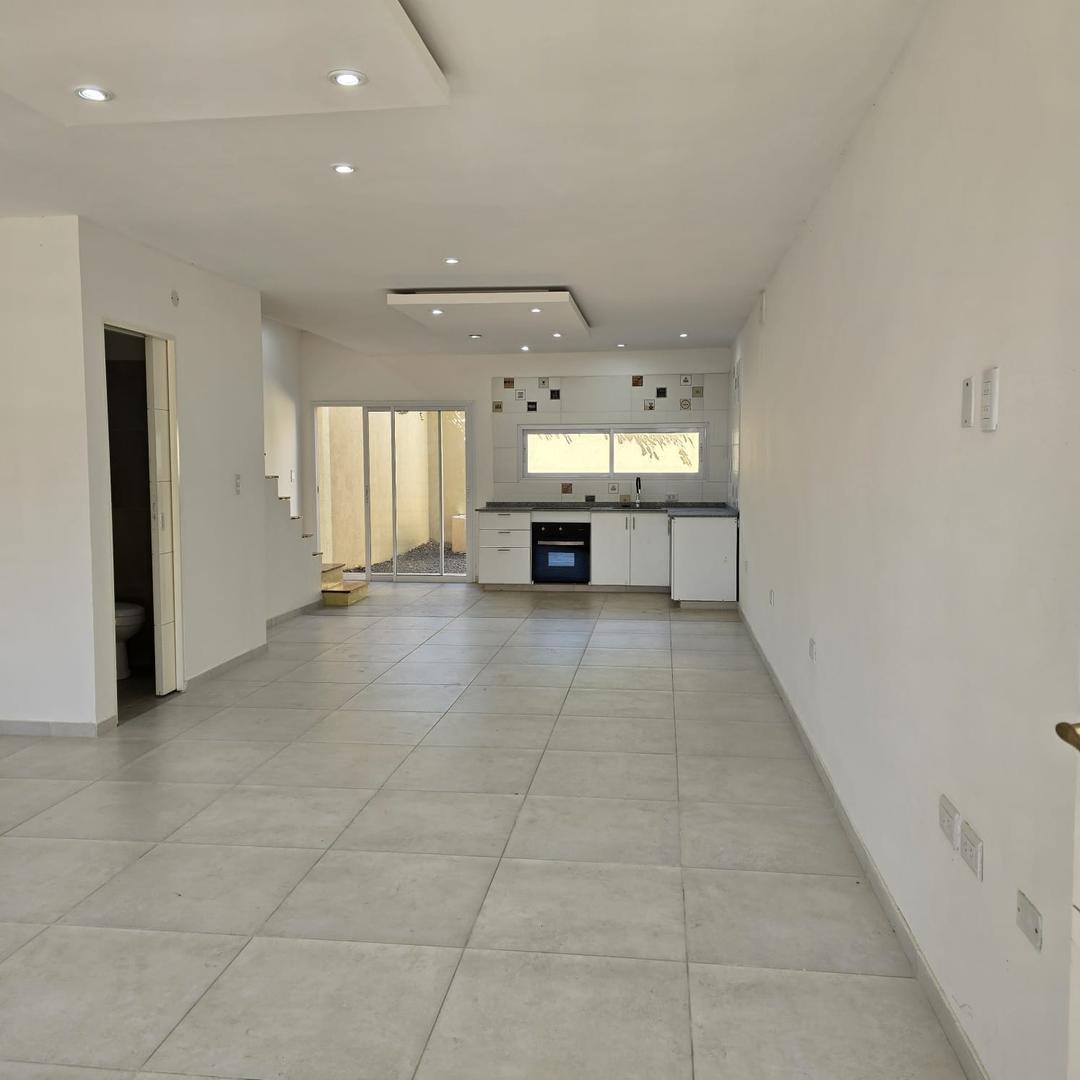 Foto de TRIPLEX 3 AMBIENTES CON PATIO Y COCHERA, imagen 3
