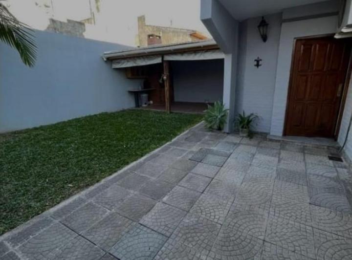 CASA DE 5 AMBIENTES CON COCHERA DOBLE