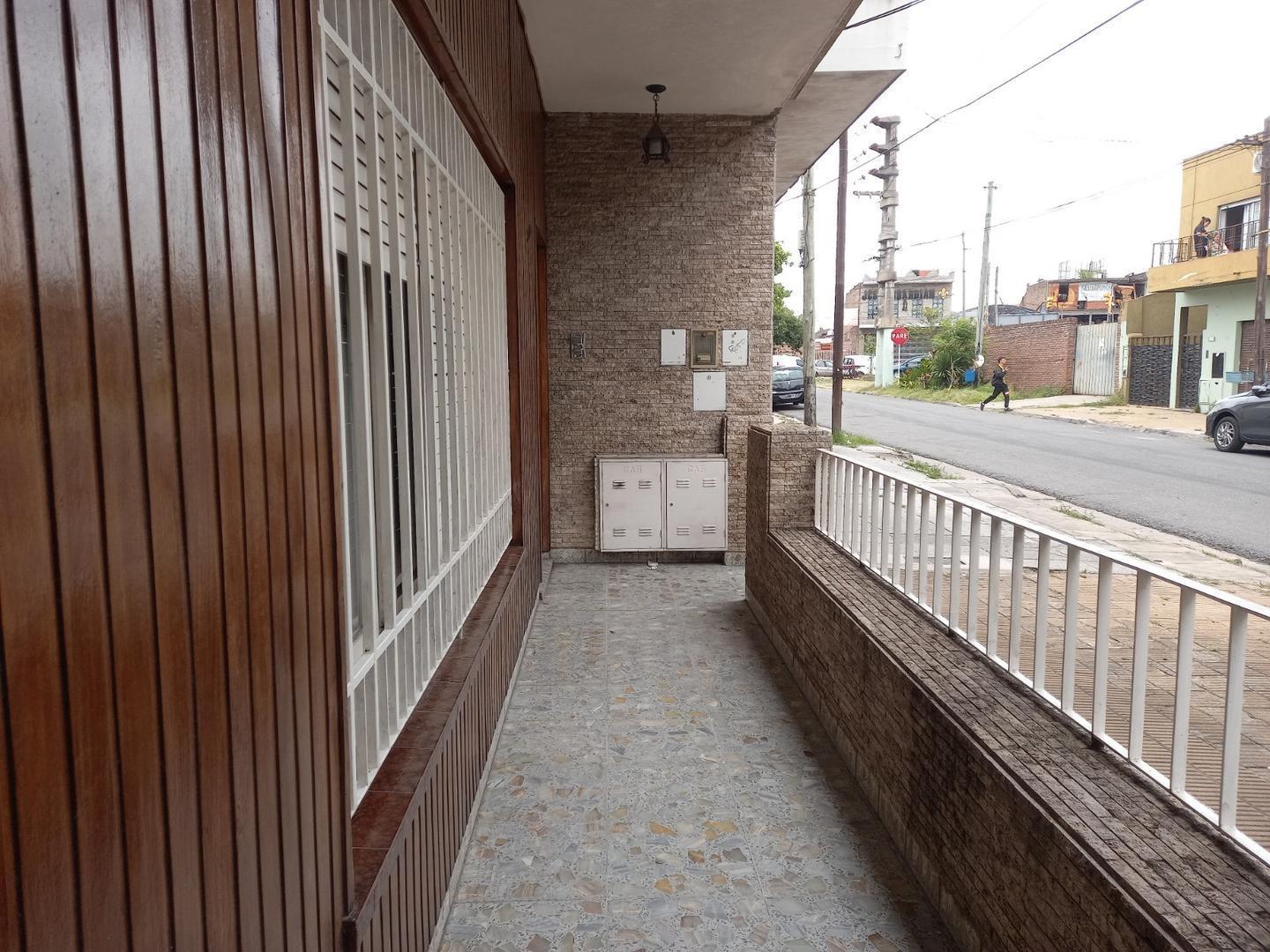 Foto de CASA DE 4 AMBIENTES CON COCHERA Y PATIO CON PILETA, imagen 2