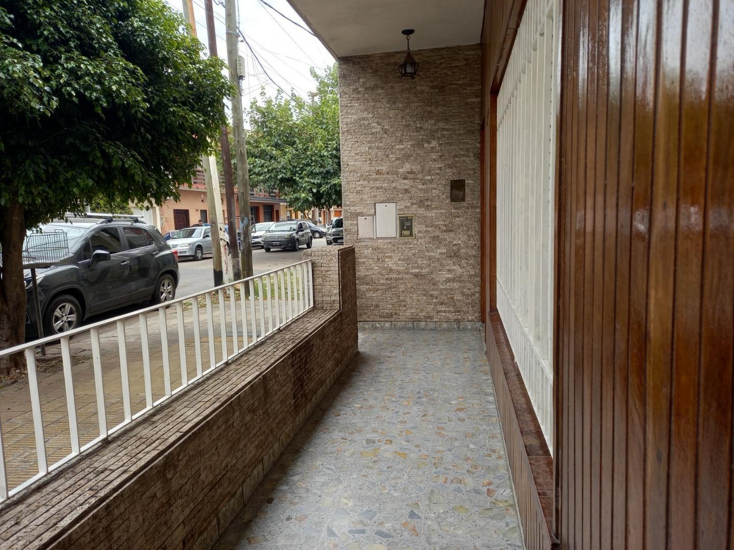 CASA DE 4 AMBIENTES CON COCHERA Y PATIO CON PILETA