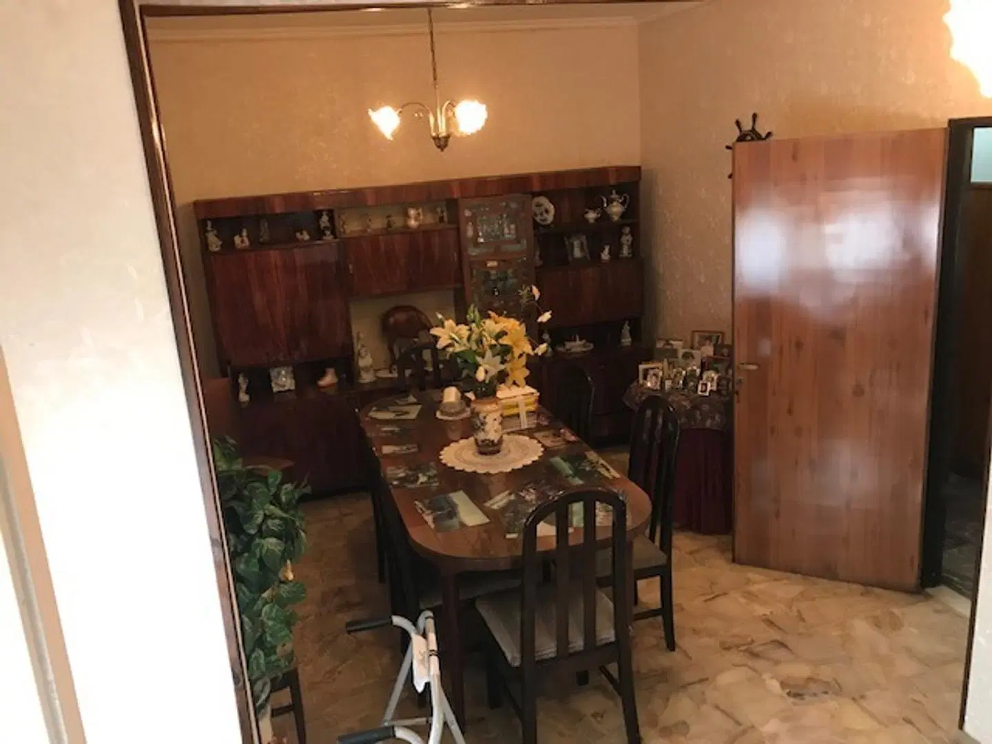 CASA EN VENTA 6 AMBIENTES CON COCHERA 1