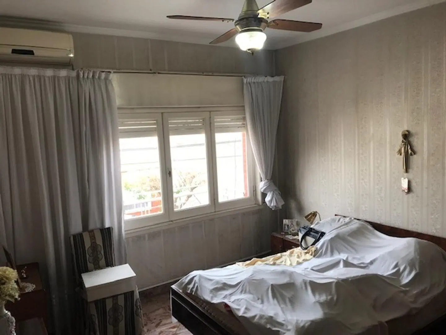 CASA EN VENTA 6 AMBIENTES CON COCHERA 4