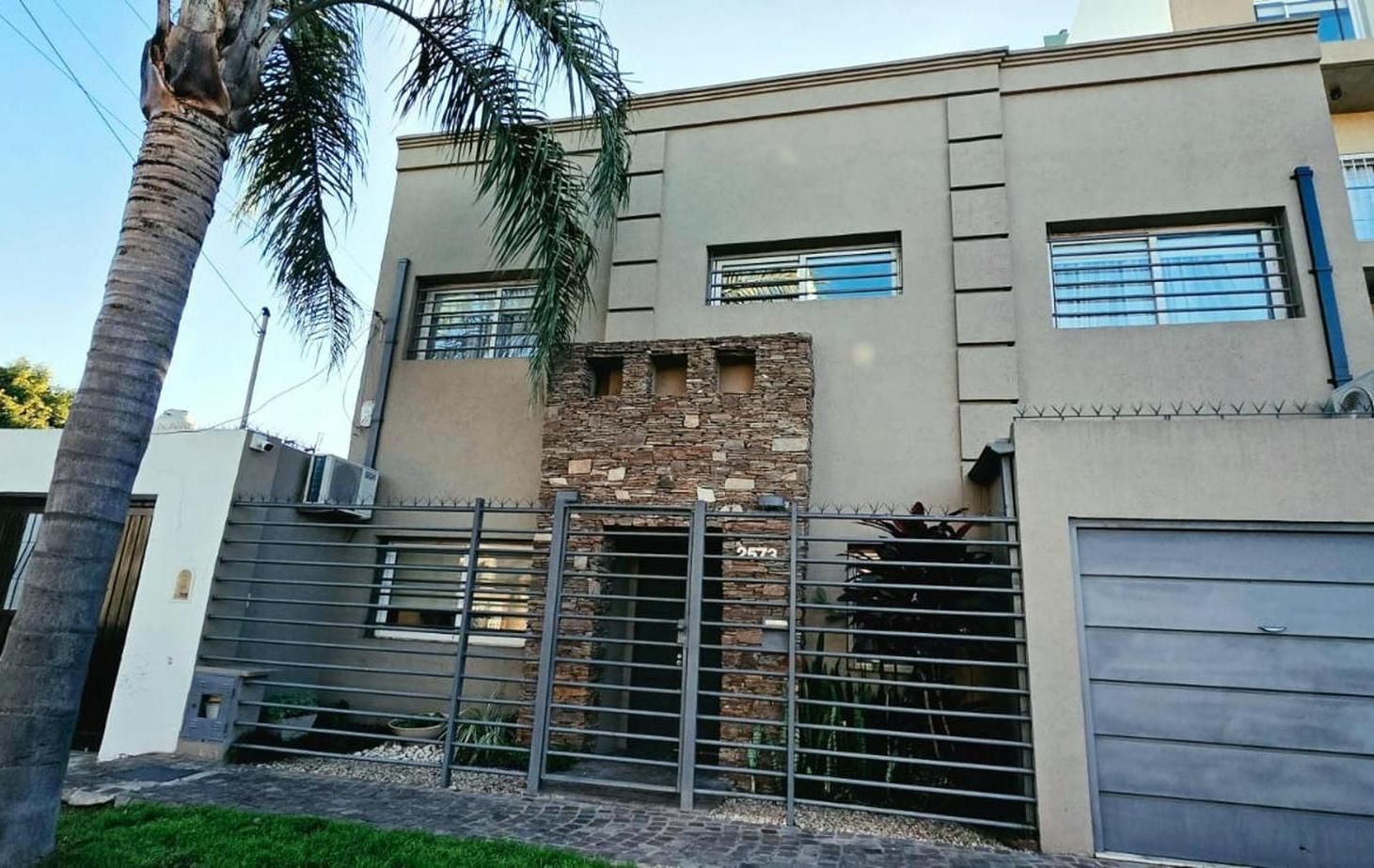 CASA DE 5 AMBIENTES CON PARQUE