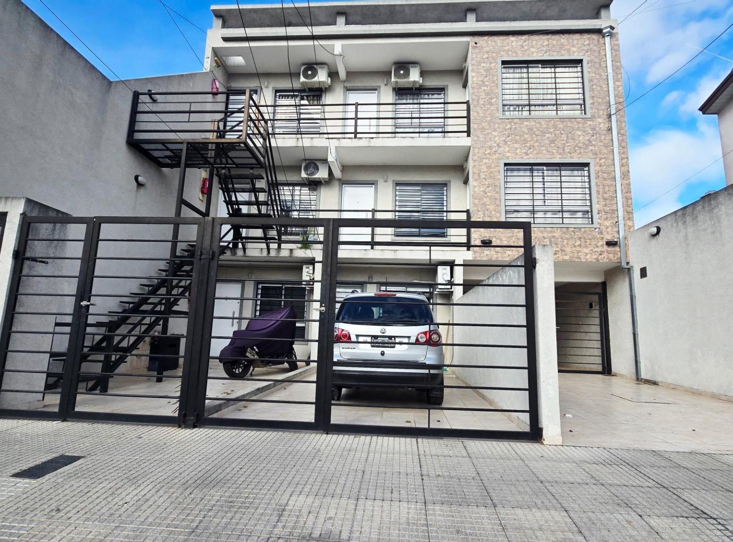 Foto de DEPARTAMENTO 2 AMBIENTES EN VENTA CON COCHERA, imagen 2