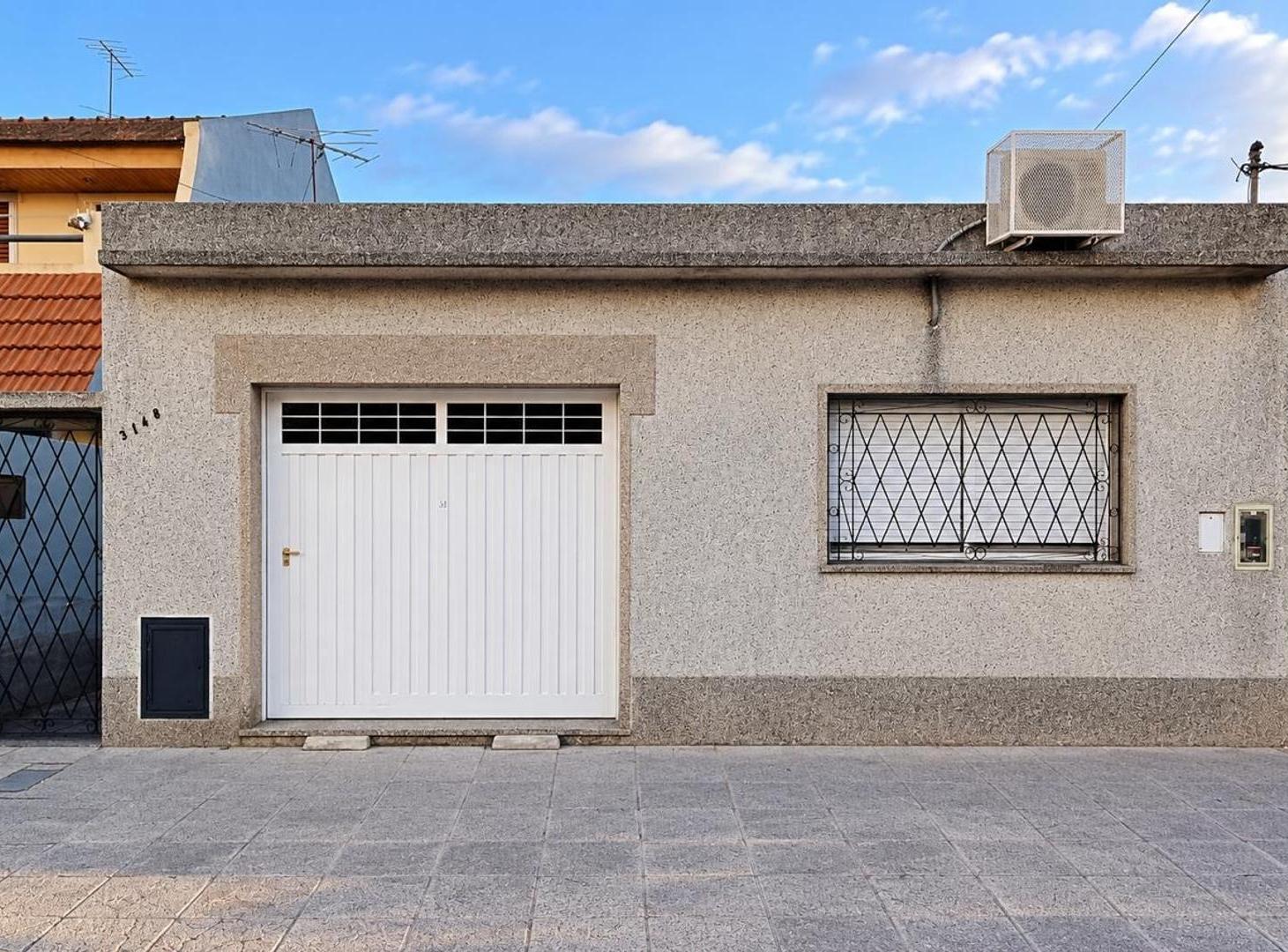 Foto de CASA DE 3 AMBIENTES CON COCHERA Y JARDIN, imagen 1