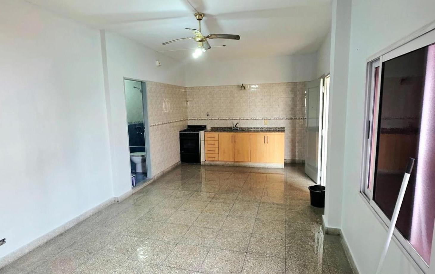 Foto de DEPARTAMENTO DE 2 AMBIENTES CON PATIO, imagen 2