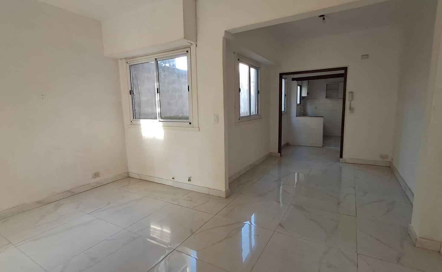 Foto de Venta Departamento 2 ambientes a refaccionar en Villa Urquiza, imagen 1
