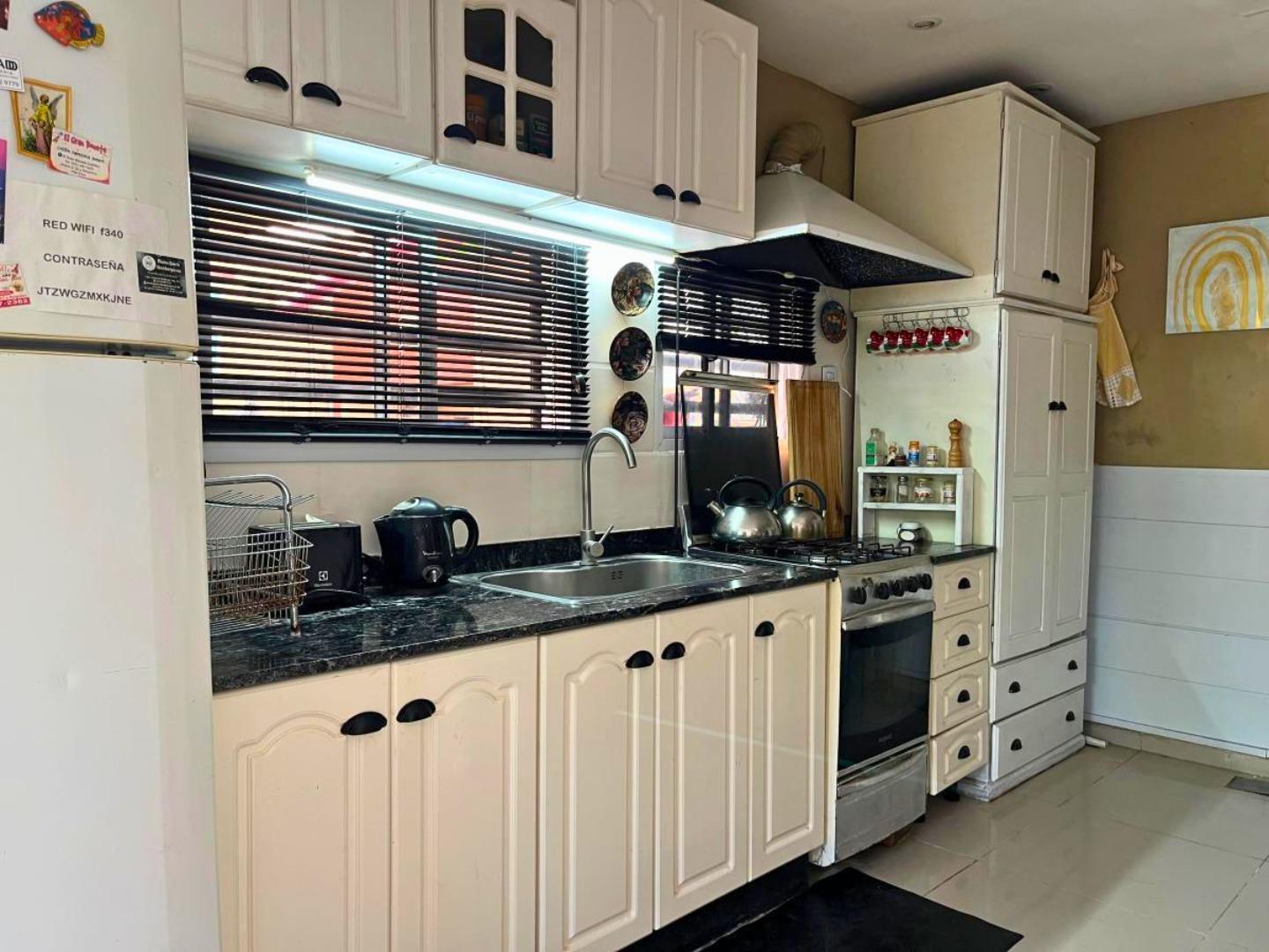Foto de CASA EN VENTA EN CITY BELL – 2 DORMITORIOS, PILETA Y QUINCHO, imagen 3
