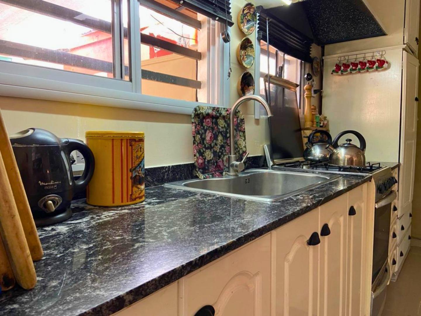 Foto de CASA EN VENTA EN CITY BELL – 2 DORMITORIOS, PILETA Y QUINCHO, imagen 5