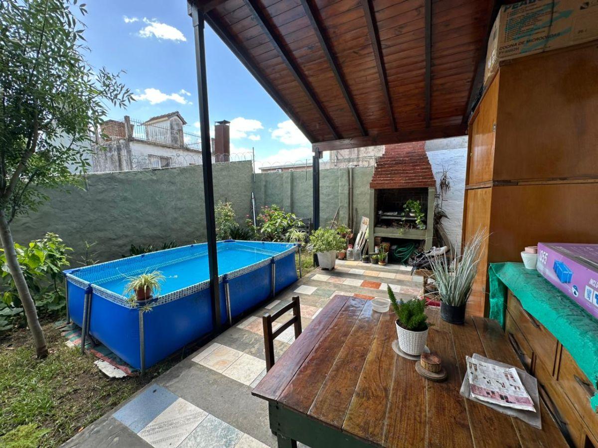 Casa al fondo (dividida en 2 departamentos) con lote libre al frente