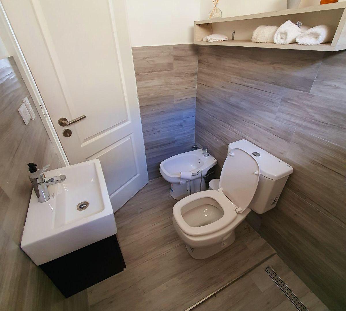 Departamento 3 ambientes en Planta Baja (con dos cocheras semicubiertas + baulera) IMPECABLE ESTADO