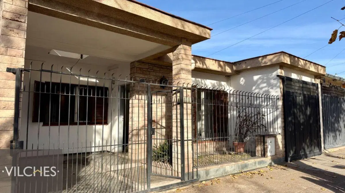 Casa en venta c/ cochera en Las Cañas 4