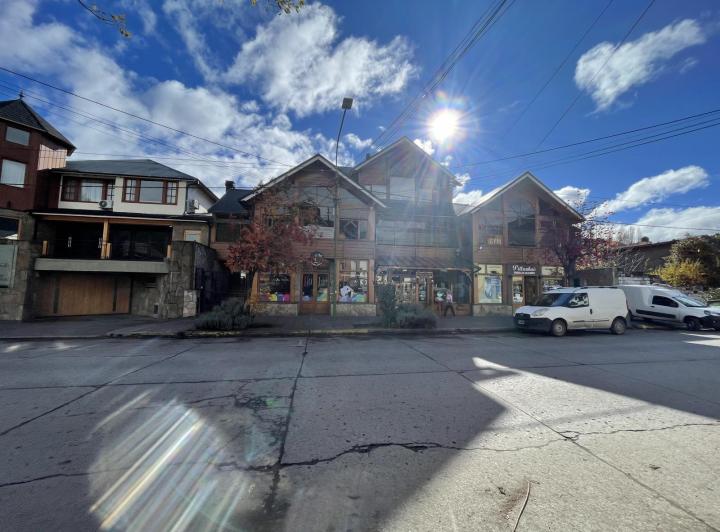 Importante galería comercial en el centro de San Martín de los Andes 3