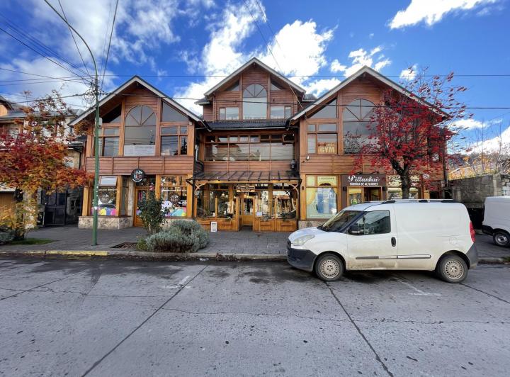 Importante galería comercial en el centro de San Martín de los Andes 1