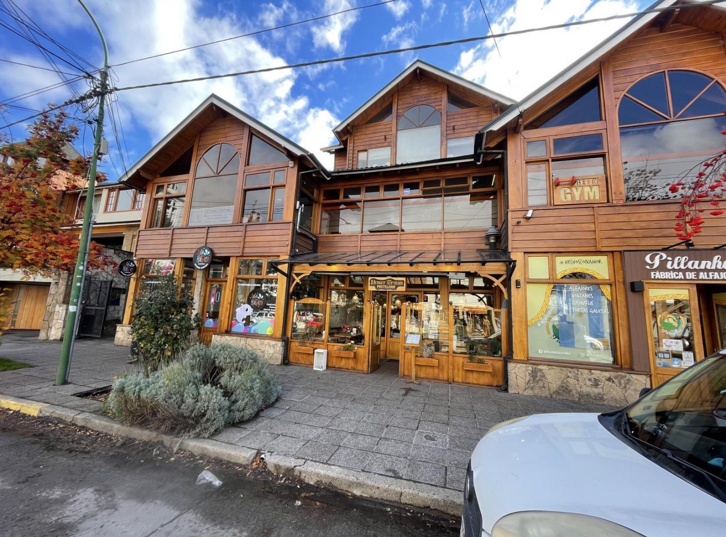 Importante galería comercial en el centro de San Martín de los Andes