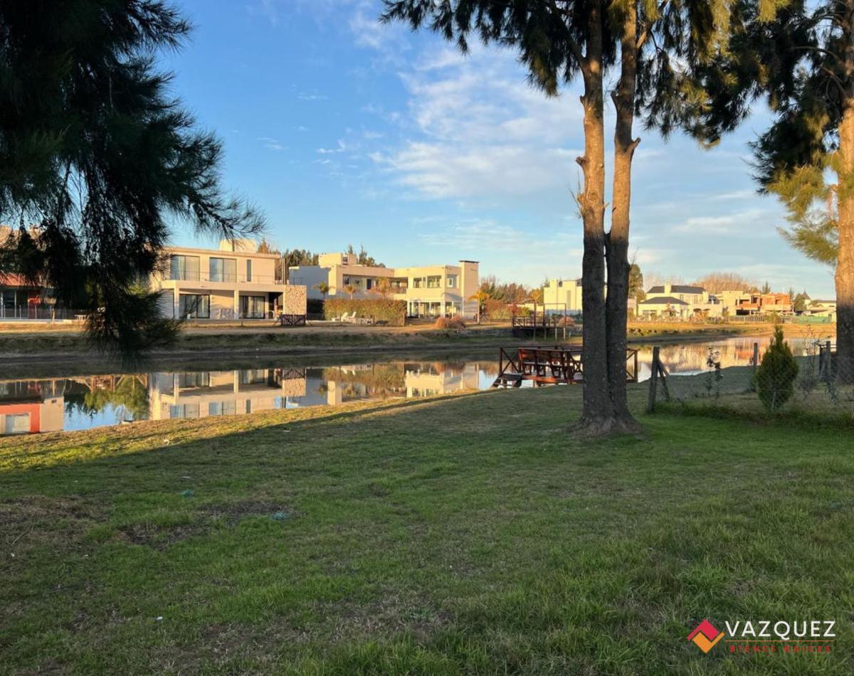 Lote con costa al canal en Principado San Vicente