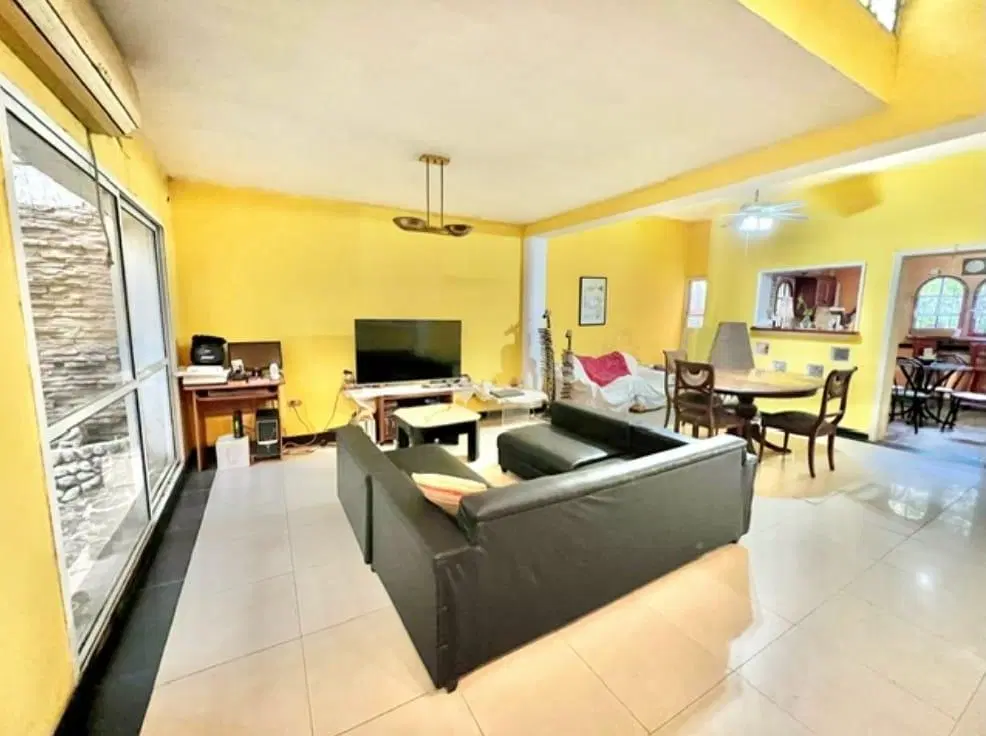 Casa en VENTA de 3 dormitorios con cochera, jardín y pileta en José Ingenieros al 1000 - Arroyito - 4