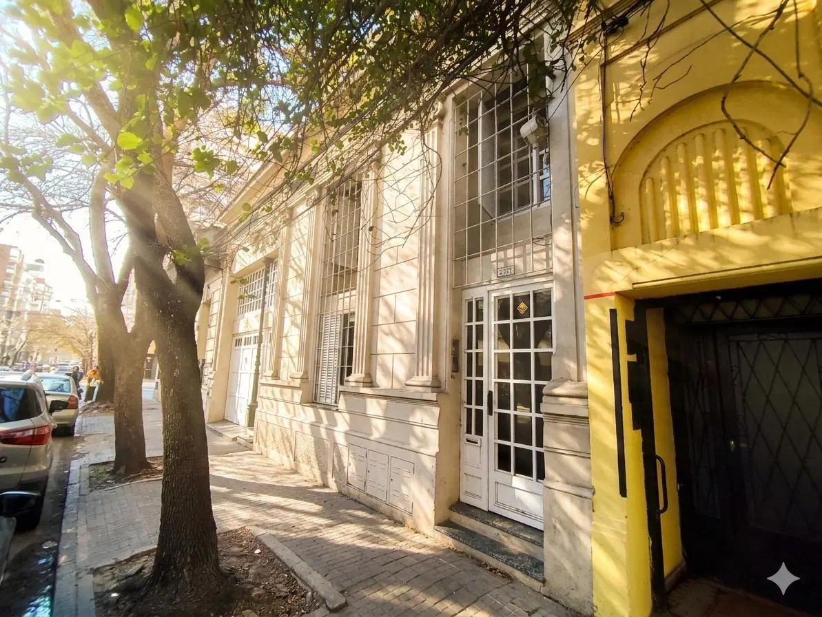 Casa en Venta 3 dormitorios con cochera Impecable - Corrientes al 2100 - Rosario 2