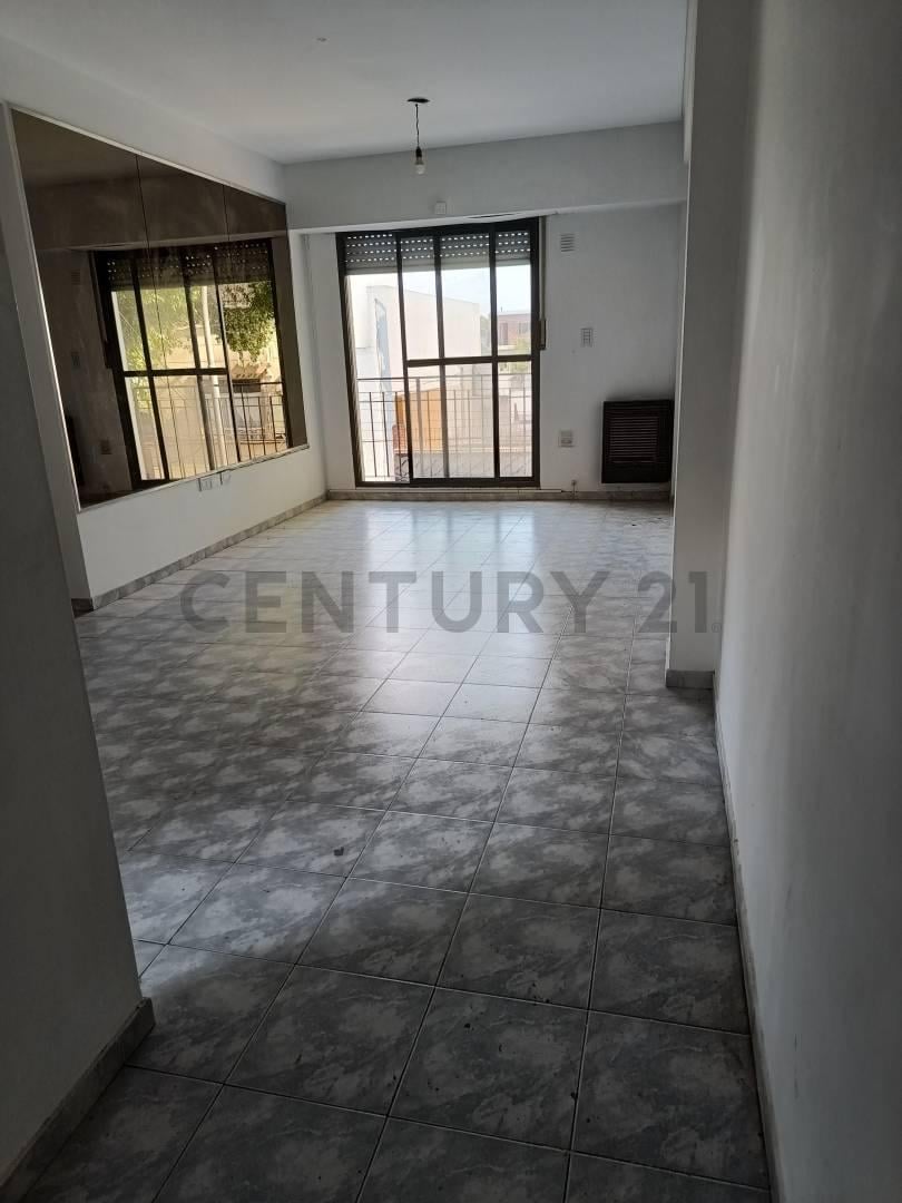 Foto de Departamento en venta 4 ambientes en Monte Castro, imagen 2