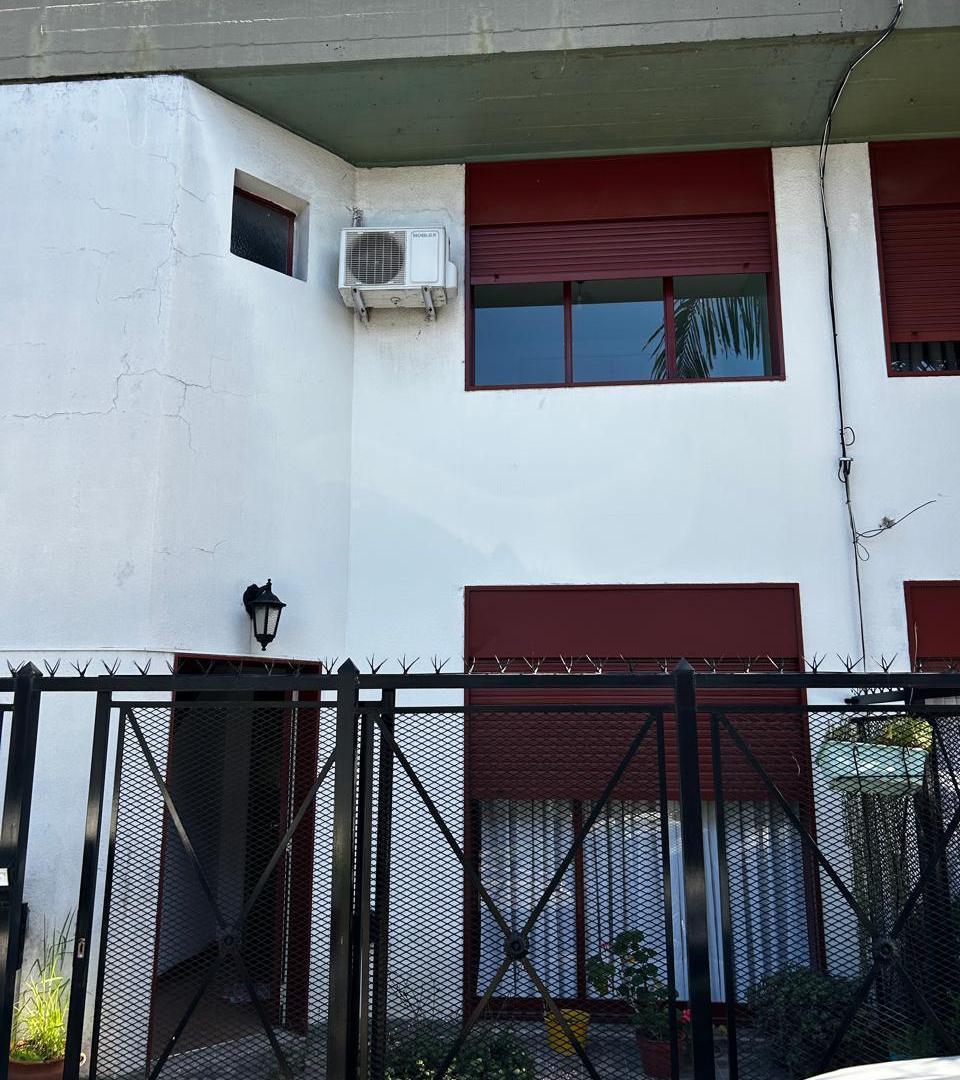 Foto de Duplex en venta 4 ambientes Barrio Cartero Hurlingham, imagen 1